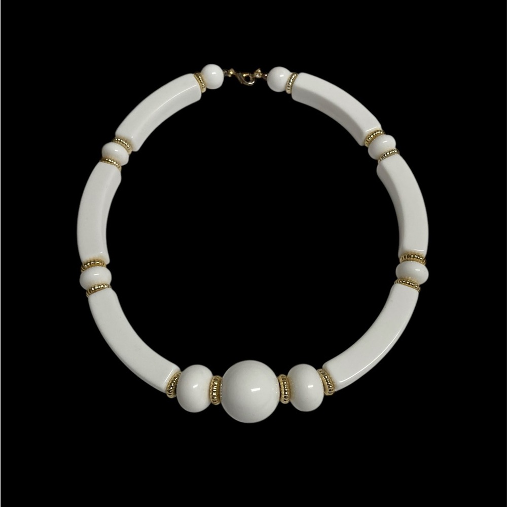 Vintage Stylish White & Gold Trifari Necklace